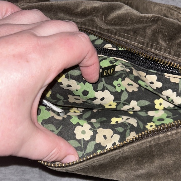 3 never used, new bags/purses. 2 GAP bags and one unknown maker. - Picture 11 of 14